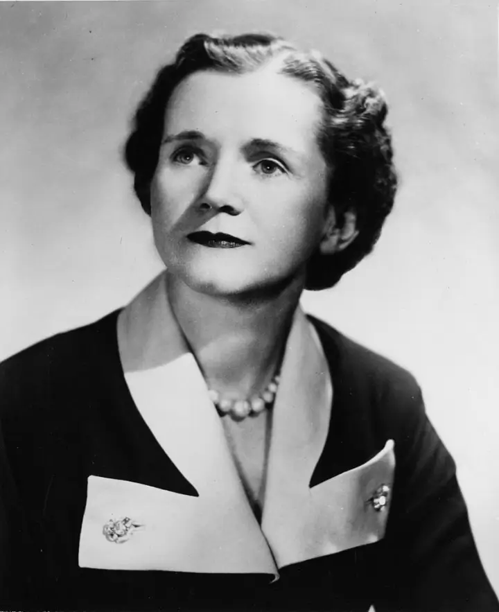 El arte de la guerra de los insectos y la fascinante historia del control biológico Sostenibilidad - Solo Hay Uno Rachel Carson tuvo un papel esencial en la vuelto del control biológico. Crédito: Wikimedia Commons.