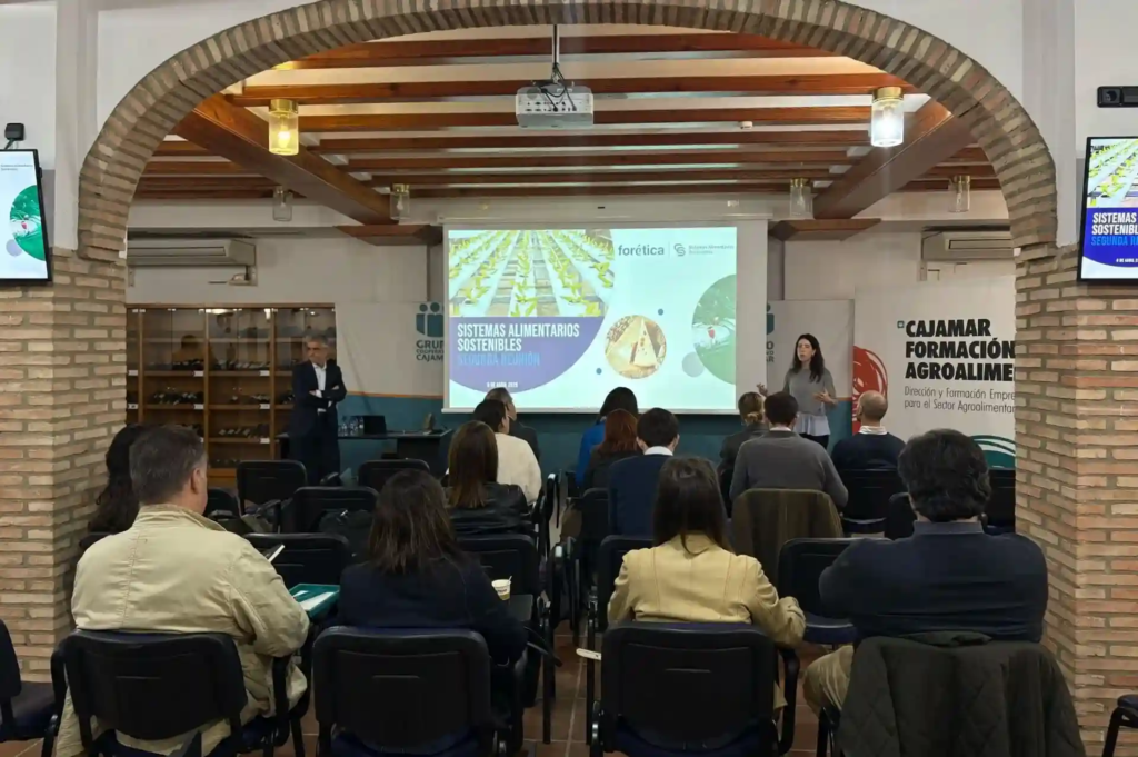 Jornada sobre sistemas alimentarios sostenibles desde el Centro de Experiencias Cajamar Sostenibilidad - Solo Hay Uno 9 Sala de la jornada de Presentación en la jornada de Sistemas alimentarios sostenibles en Paiporta