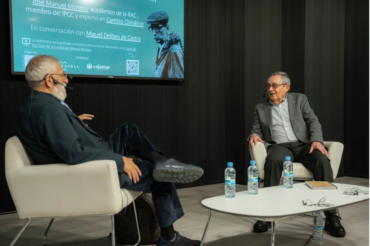 Charla Tras Las Huellas de Delibes imagen con los ponentes en el escenario desde otro ángulo