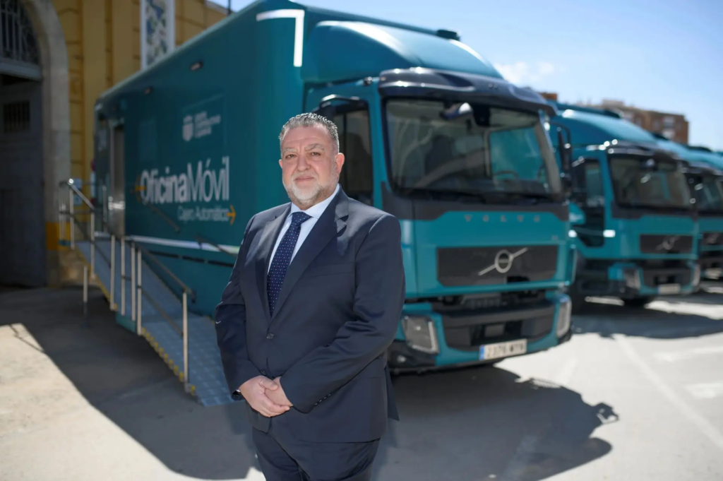 Emilio Torres director de Banca Rural de Cajamar junto a las nuevas oficinas móviles de Cajamar 