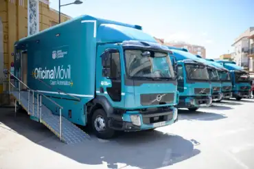 Nuevas oficinas móviles en poblaciones pequeñas de Cajamar - En la foto se ven las diferentes unidades dispuestas para salir