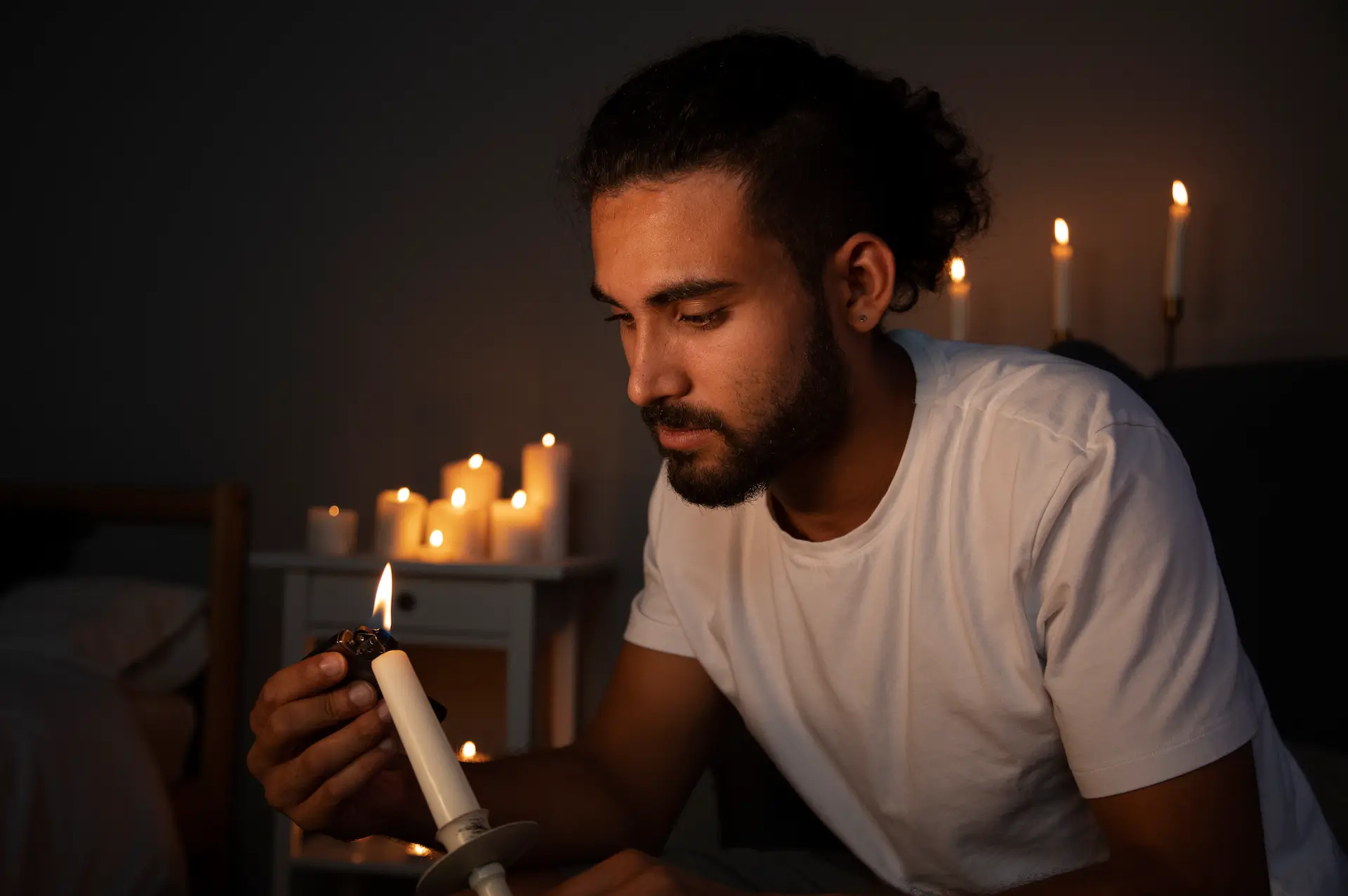 apagón en España, persona encendiendo velas en una habitación a oscuras