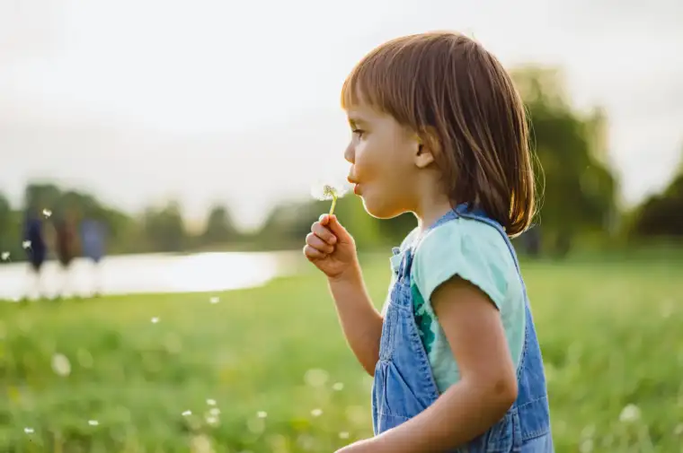Las actividades para niños son una buena opción en el Día Mundial del Medio Ambiente 2025. En la imagen se ve una niña jugando en el campo.