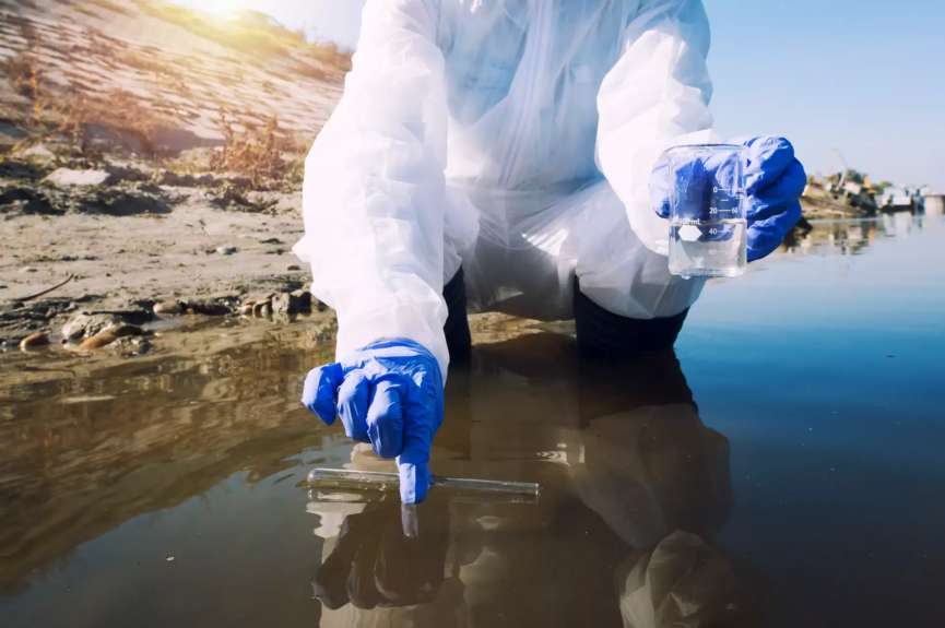 La biotecnología ambiental tiene un papel muy importante en la limpieza de aguas contaminadas.
