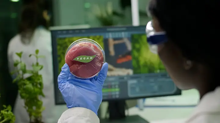 3 Innovaciones de la biotecnología para una alimentación sostenible Sostenibilidad - Solo Hay Uno La huella de carbono de la carne cultivada en el laboratorio es muy alta, pero hay otras opciones interesantes.