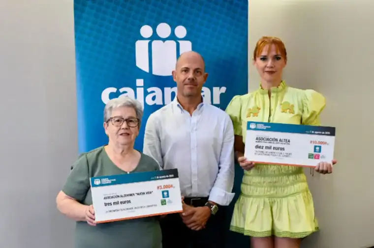 El Equipo Solidario de Grupo Cajamar dona 13.000 euros a dos asociaciones almerienses