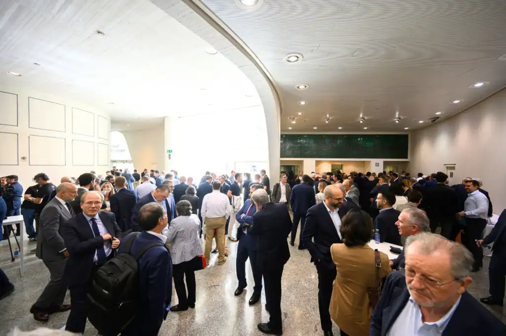 La resiliencia empresarial, ventaja estratégica ante el nuevo orden mundial, conclusión del Foro Cajamar de geopolítica Sostenibilidad - Solo Hay Uno A las afueras del auditorio del Foro Cajamar sobre Geopolítica donde se reúnen los asistentes minutos antes de empezar el evento
