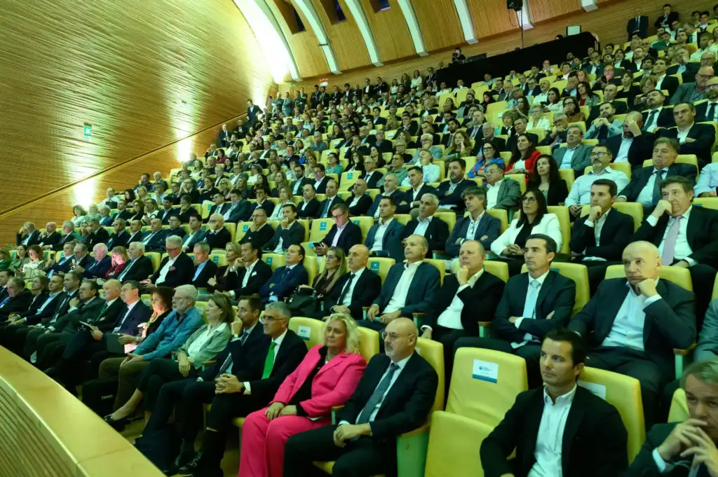 La resiliencia empresarial, ventaja estratégica ante el nuevo orden mundial, conclusión del Foro Cajamar de geopolítica Sostenibilidad - Solo Hay Uno Vista de la audiencia del Foro de Cajamar sobre Geopolítica, se pueden ver todos los asistentes, imagen desde más cerca