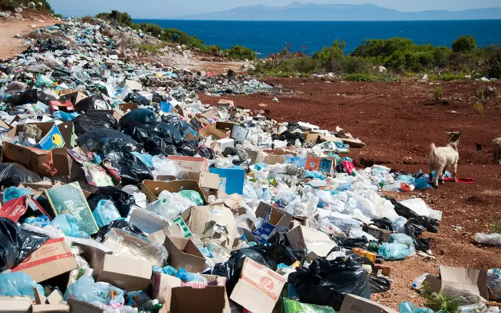 En los vertederos la basura se acumula y a veces no le llega suficiente oxígeno. 