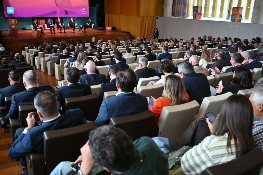 La logística sostenible hace empresas más eficientes y crea valor, según los expertos reunidos en el Foro Cajamar Sostenibilidad - Solo Hay Uno Segunda mesa redonda en el II Foro Cajamar sobre Sostenibilidad - Logística Sostenible