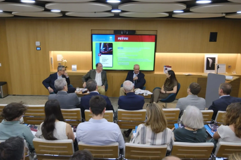 Cajamar y la FEV presentan el primer “Barómetro sobre la sostenibilidad del sector vitivinícola en España” Sostenibilidad - Solo Hay Uno Cajamar y la FEV Mesa redonda sobre el compromiso con la sostenibilidad en el sector vitivinícola español