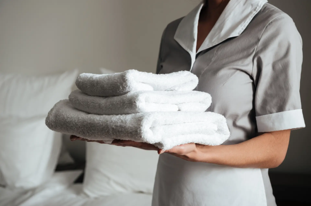 Hoteles sostenibles: qué buscar, qué preguntar y cómo no dejarte engañar por el greenwashing Sostenibilidad - Solo Hay Uno Los hoteles sostenibles no cambian las toallas a diario