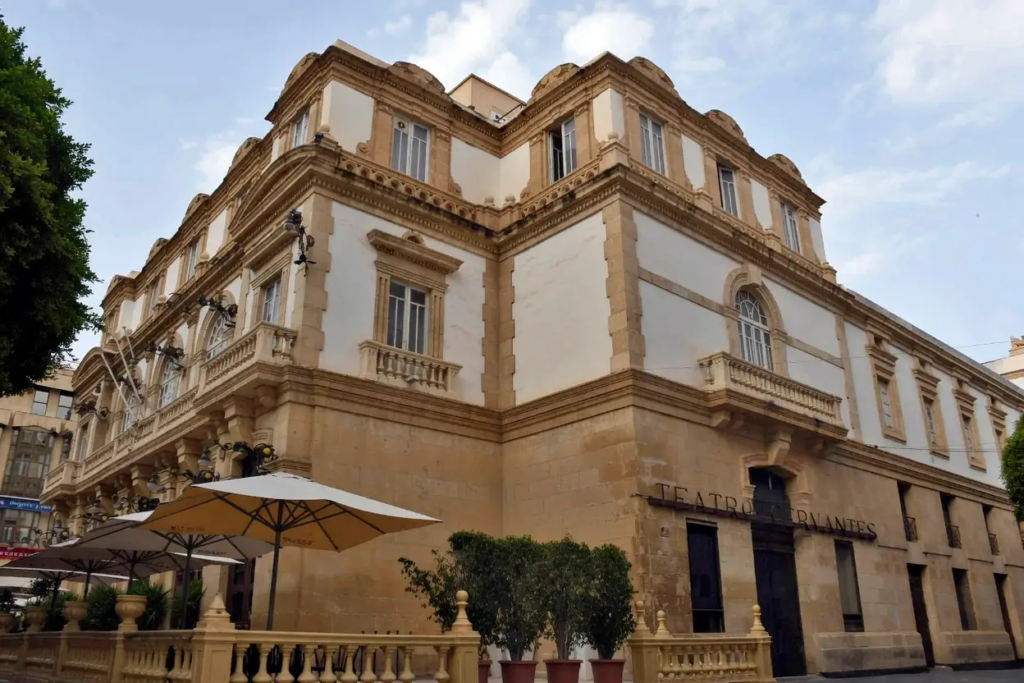 Fachada del Teatro Cervantes en Almería