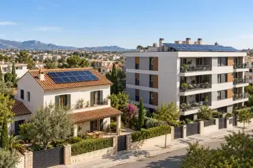 Instalar placas solares en casa y edificio - Imagen donde se ve desde arriba un edificio de pisos y una casa con instalación de placas solares en una zona residencial